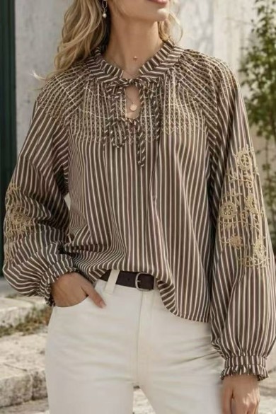 BLUSA DE MUJER CON BORDADOS Y DETALLES DE VOLANTES TB1D2244