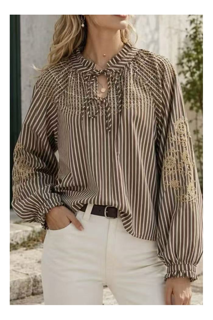 BLUSA DE MUJER CON BORDADOS Y DETALLES DE VOLANTES TB1D2244