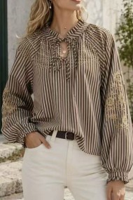 BLUSA DE MUJER CON BORDADOS Y DETALLES DE VOLANTES TB1D2244
