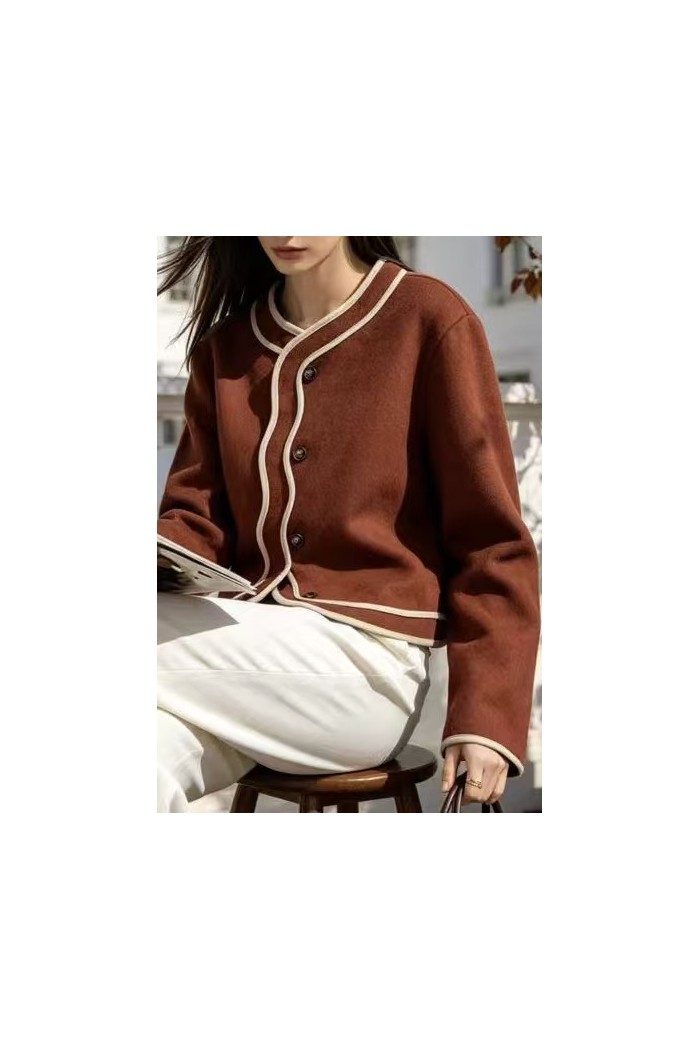 CHAQUETA DE MUJER CON VIVOS EN CONTRASTE Y BOTONES TBL5016