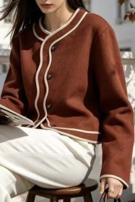 CHAQUETA DE MUJER CON VIVOS EN CONTRASTE Y BOTONES TBL5016