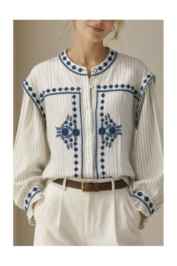 BLUSA DE MUJER CON BORDADOS DECORATIVOS Y MANGA ABULLONADA TB1D2278