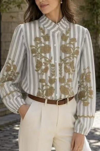 BLUSA DE MUJER CON BORDADOS FLORALES Y CUELLO CON VOLANTE TB1D2242