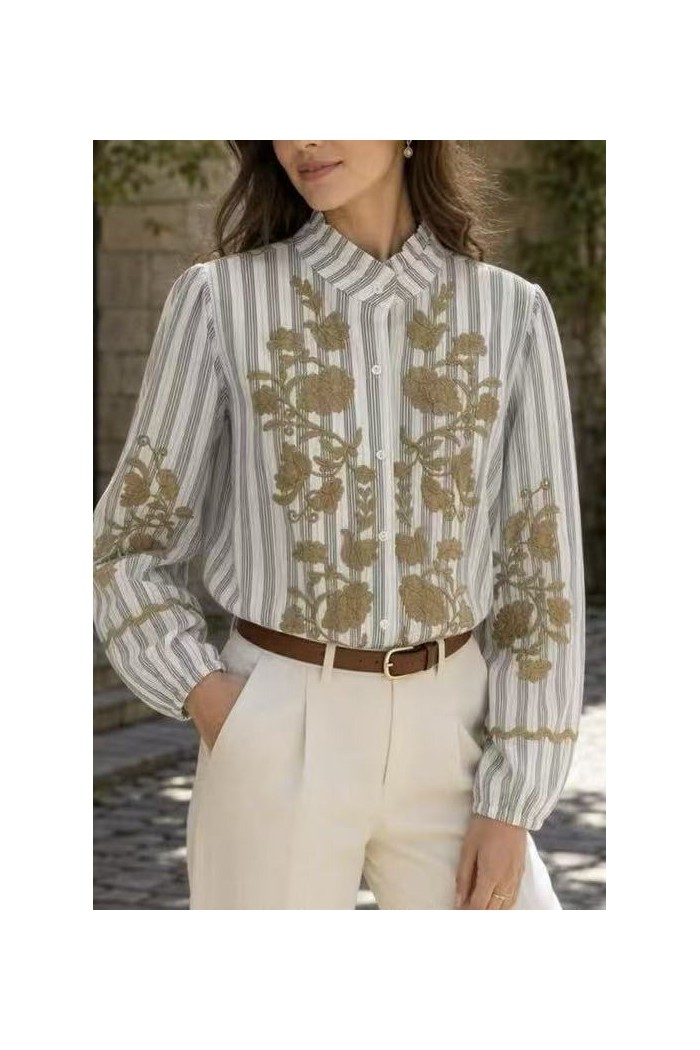 BLUSA DE MUJER CON BORDADOS FLORALES Y CUELLO CON VOLANTE TB1D2242