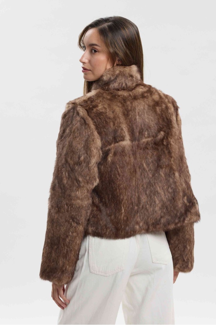 CHAQUETA CORTA DE PELO DE CONEJO CON CUELLO ALTO PC-LLL5944-02