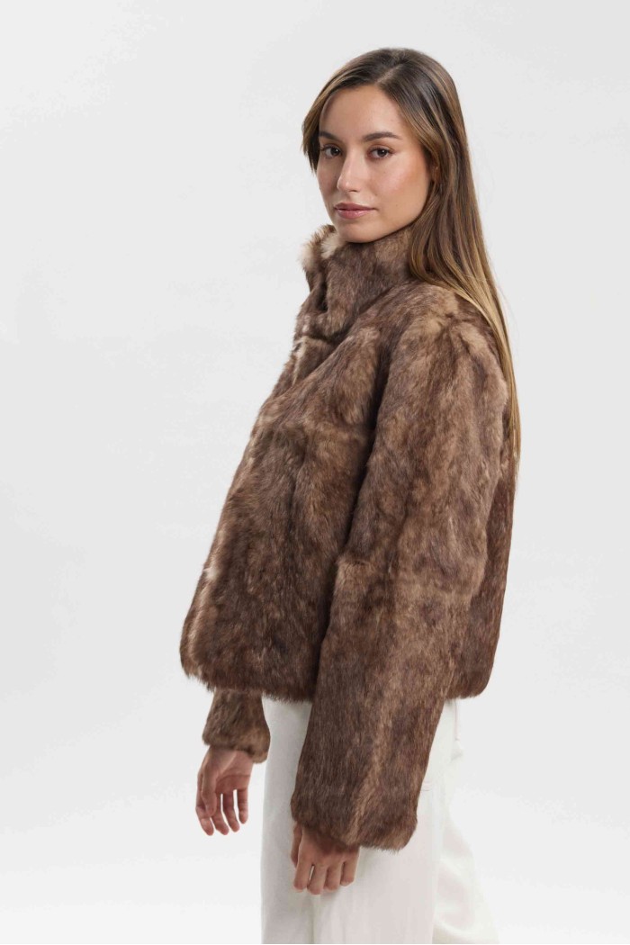 CHAQUETA CORTA DE PELO DE CONEJO CON CUELLO ALTO PC-LLL5944-02