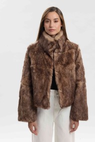 CHAQUETA CORTA DE PELO DE CONEJO CON CUELLO ALTO PC-LLL5944-02