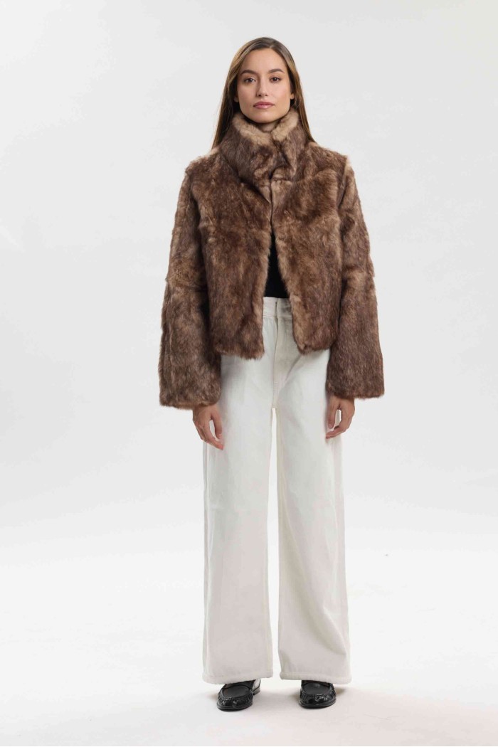 CHAQUETA CORTA DE PELO DE CONEJO CON CUELLO ALTO PC-LLL5944-02