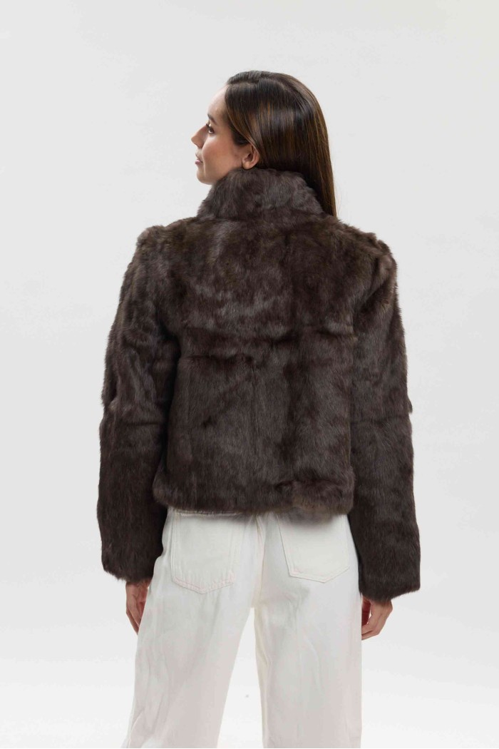 CHAQUETA CORTA DE PELO DE CONEJO CON CUELLO ALTO PC-LLL5944-03