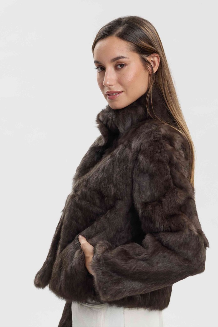 CHAQUETA CORTA DE PELO DE CONEJO CON CUELLO ALTO PC-LLL5944-03