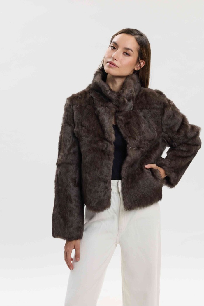 CHAQUETA CORTA DE PELO DE CONEJO CON CUELLO ALTO PC-LLL5944-03