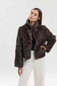 CHAQUETA CORTA DE PELO DE CONEJO CON CUELLO ALTO PC-LLL5944-03