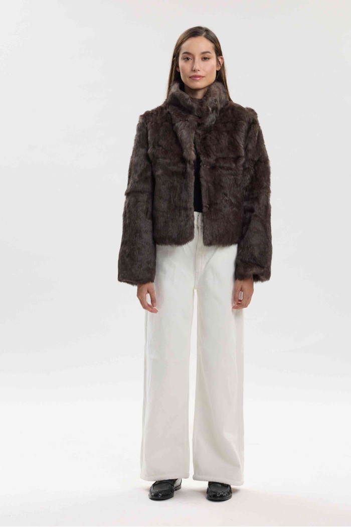 CHAQUETA CORTA DE PELO DE CONEJO CON CUELLO ALTO PC-LLL5944-03