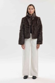 CHAQUETA CORTA DE PELO DE CONEJO CON CUELLO ALTO PC-LLL5944-03