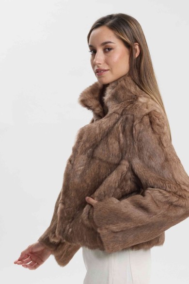 CHAQUETA CORTA DE PELO DE CONEJO CON CUELLO ALTO PC-LLL5944-01