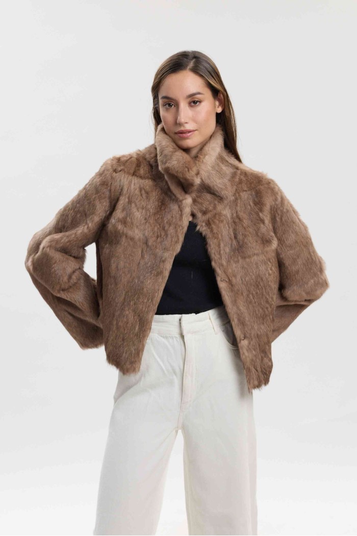 CHAQUETA CORTA DE PELO DE CONEJO CON CUELLO ALTO PC-LLL5944-01