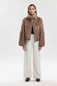 CHAQUETA CORTA DE PELO DE CONEJO CON CUELLO ALTO PC-LLL5944-01