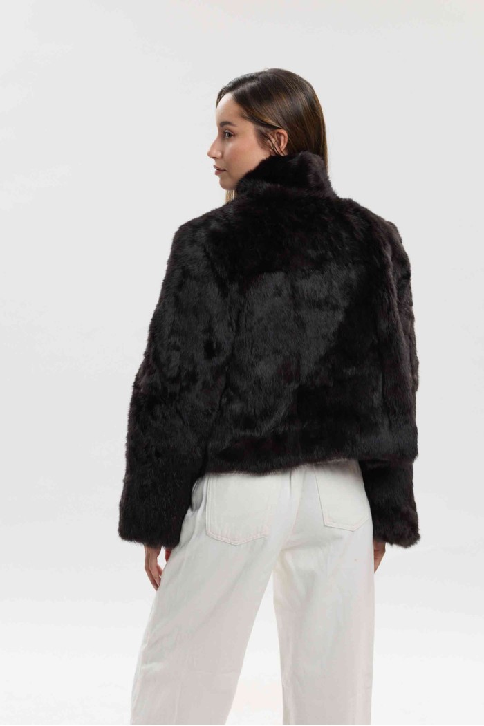 CHAQUETA CORTA DE PELO DE CONEJO CON CUELLO ALTO PC-LLL5944-09