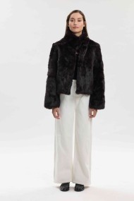 CHAQUETA CORTA DE PELO DE CONEJO CON CUELLO ALTO PC-LLL5944-09