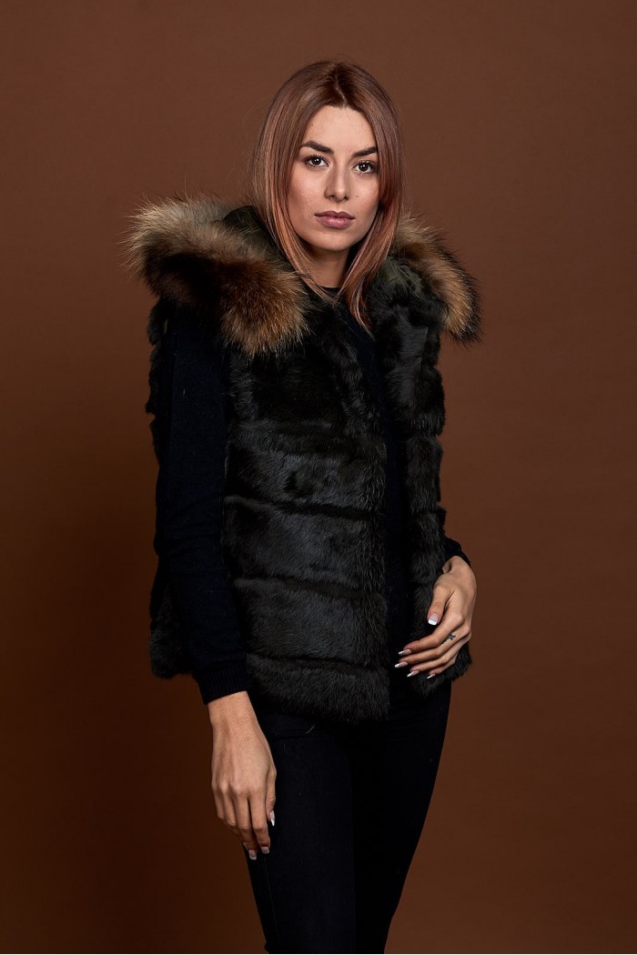 CHALECO CORTO CON CAPUCHA DE PELO DE CONEJO Y PELO DE MARMOTA PC-LLL5434-01 verde kaki