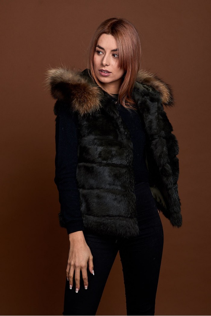 CHALECO CORTO CON CAPUCHA DE PELO DE CONEJO Y PELO DE MARMOTA PC-LLL5434-01 verde kaki