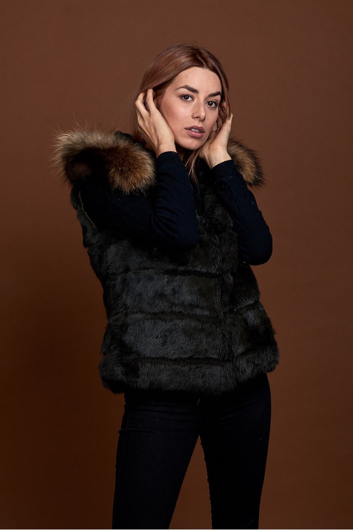 CHALECO CORTO CON CAPUCHA DE PELO DE CONEJO Y PELO DE MARMOTA PC-LLL5434-01 verde kaki