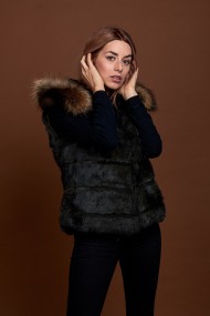 CHALECO CORTO CON CAPUCHA DE PELO DE CONEJO Y PELO DE MARMOTA PC-LLL5434-01 verde kaki