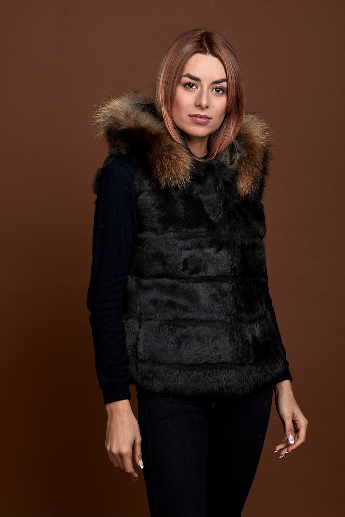 CHALECO CORTO CON CAPUCHA DE PELO DE CONEJO Y PELO DE MARMOTA PC-LLL5434-01 verde kaki