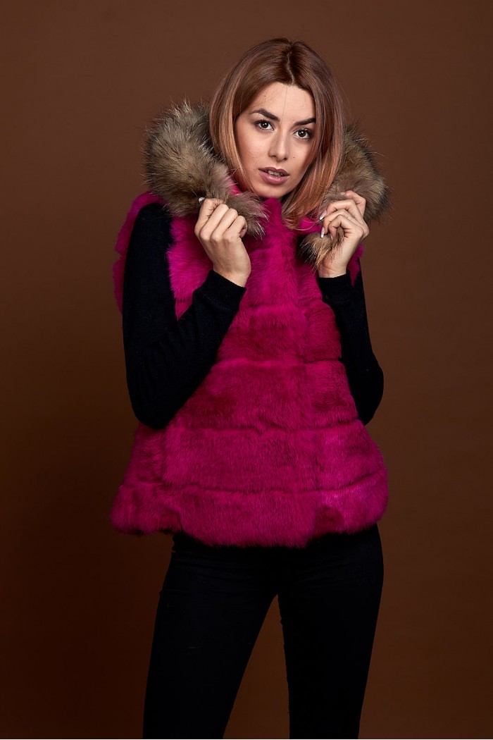 CHALECO CORTO CON CAPUCHA DE PELO DE CONEJO Y PELO DE MARMOTA PC-LLL5434-10