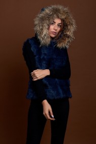 CHALECO CORTO CON CAPUCHA DE PELO DE CONEJO Y PELO DE MARMOTA PC-LLL5434-11