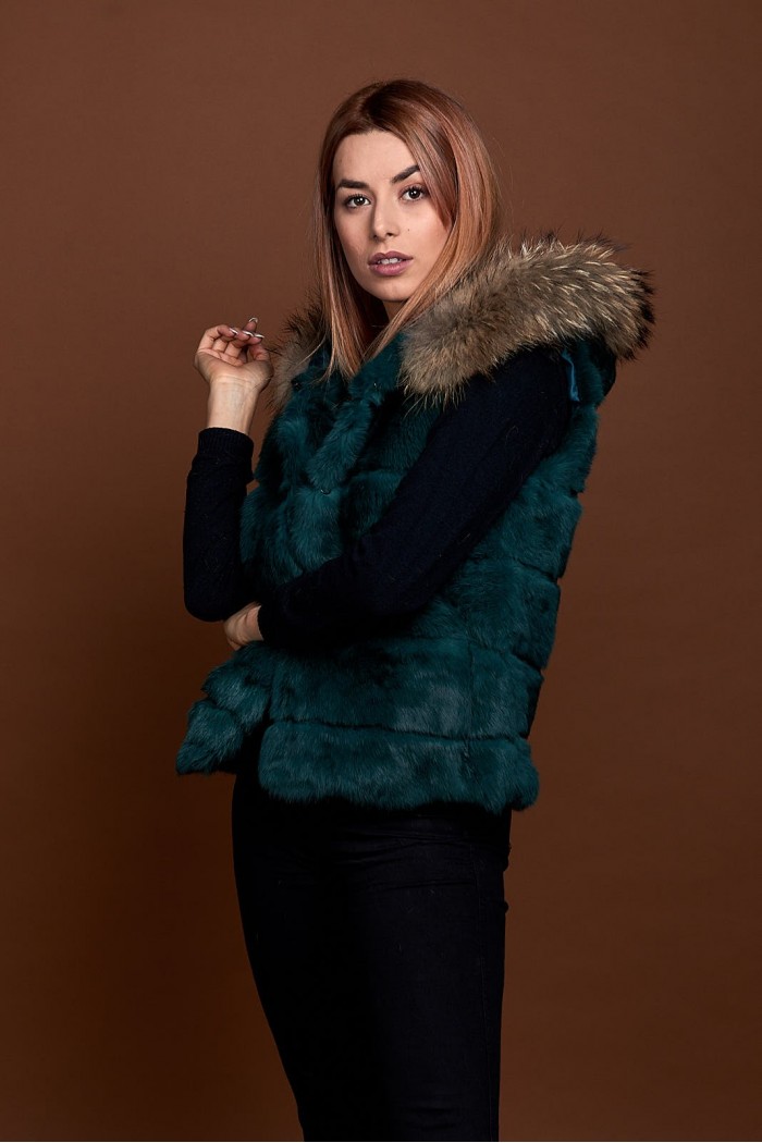 CHALECO CORTO CON CAPUCHA DE PELO DE CONEJO Y PELO DE MARMOTA PC-LLL5434-13