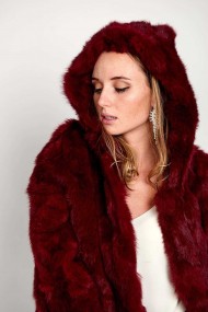 CHAQUETA CON CAPUCHA DE PELO DE CONEJO GRANATE PC-LLL5753 PC-LLL5753-04