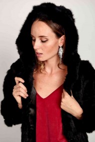 CHAQUETA CON CAPUCHA DE PELO DE CONEJO NEGRO PC-LLL5753