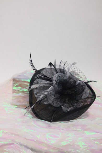 TOCADO ELEGANTE CON FLOR PLUMAS Y VELO TM-XH165