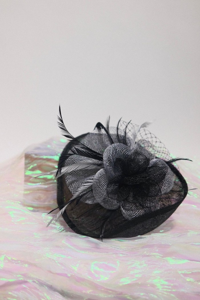 TOCADO ELEGANTE CON FLOR PLUMAS Y VELO TM-XH165