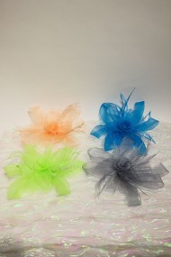 TOCADO BROCHE FLORAL CON PLUMAS Y MALLA ELEGANTE TM-XH176
