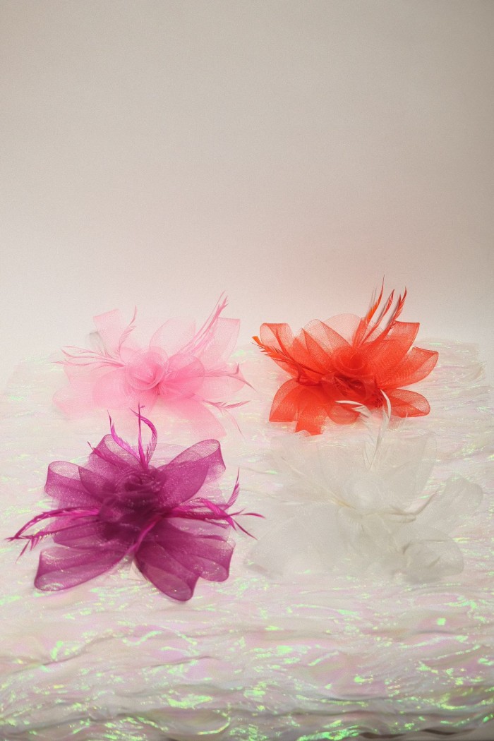 TOCADO BROCHE FLORAL CON PLUMAS Y MALLA ELEGANTE TM-XH176