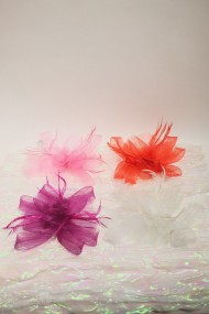 TOCADO BROCHE FLORAL CON PLUMAS Y MALLA ELEGANTE TM-XH176