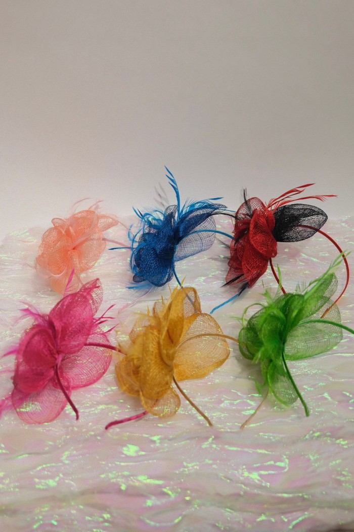 TOCADO DIADEMA CON FLORES DE MALLA Y PLUMAS ELEGANTE TM-XH163
