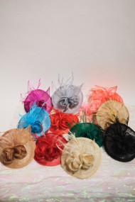 TOCADO ELEGANTE CON BASE REDONDA, FLORES DE MALLA Y PLUMAS TM-XH167