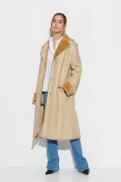 ABRIGO CON FORRO CORDERO RASURADO