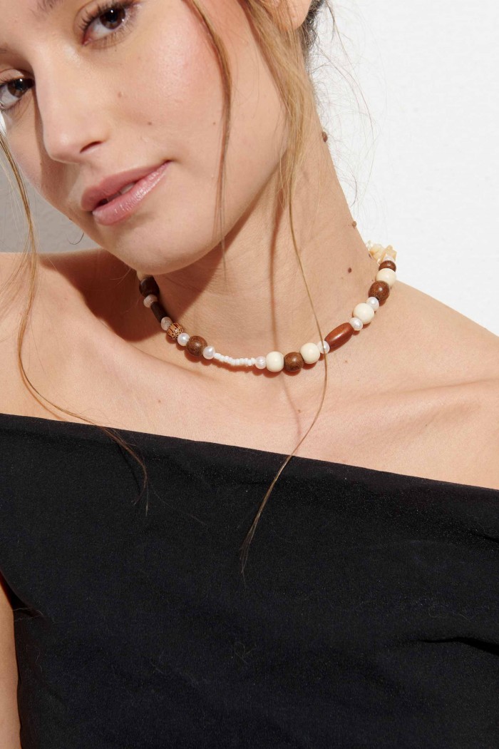COLLAR MADERAS CON PERLAS DE RIO