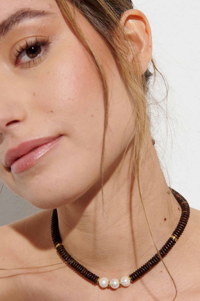 COLLAR MADERAS CON PERLAS DE RIO