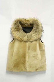 CHALECO PELO DE CORDEO CON CUELLO PELO DE MARMOTA