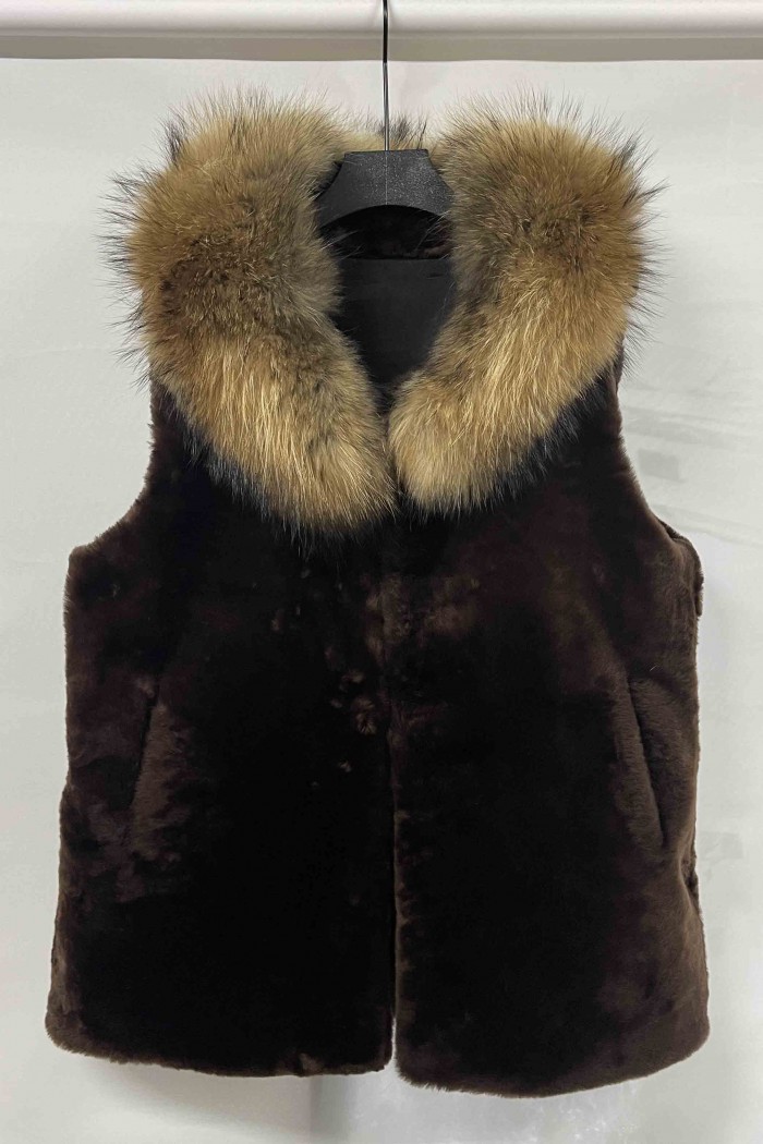 CHALECO PELO DE CHALECO PELO DE CORDERO RASURADO  CON CUELLO PELO DE MARMOTA