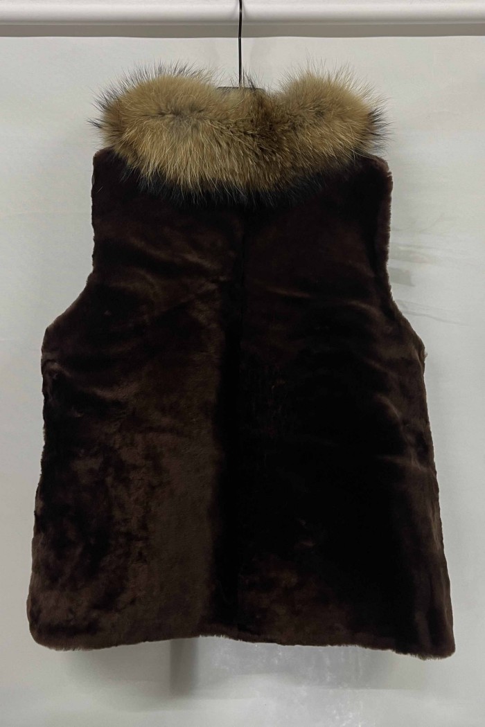 CHALECO PELO DE CHALECO PELO DE CORDERO RASURADO  CON CUELLO PELO DE MARMOTA