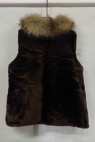 CHALECO PELO DE CHALECO PELO DE CORDERO RASURADO  CON CUELLO PELO DE MARMOTA