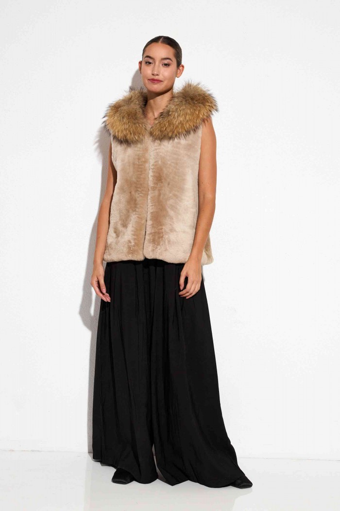 CHALECO PELO DE CORDEO CON CUELLO PELO DE MARMOTA