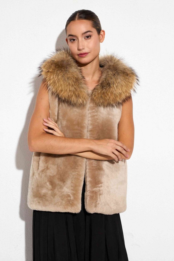 CHALECO PELO DE CORDEO CON CUELLO PELO DE MARMOTA