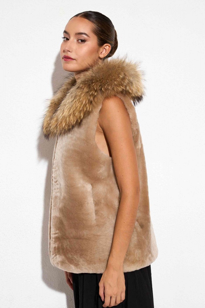 CHALECO PELO DE CORDEO CON CUELLO PELO DE MARMOTA